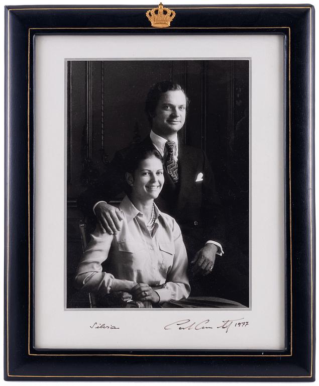 Royal photograph, King Carl XVI Gustaf och drottning Silvia, signed and dated 1977. Photo signed Claës Lewenhaupt.