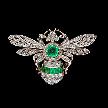 988. BROSCH, smargader samt rosenslipade diamanter, i form av fluga, ca 1900.