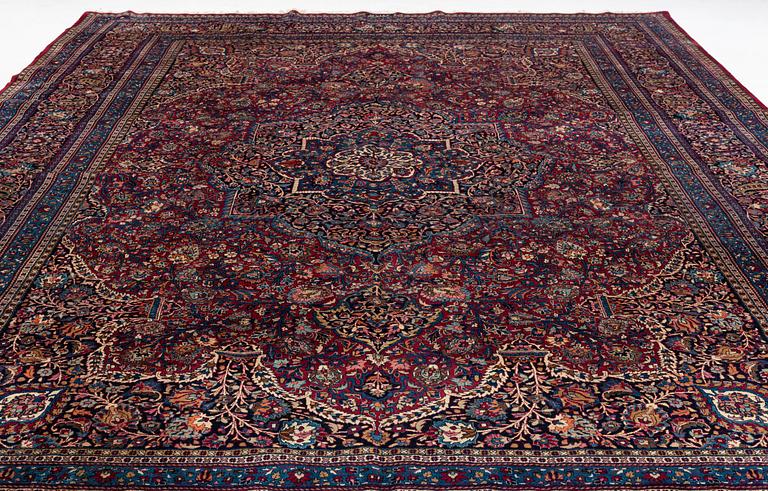 A 1920s Meshed 'Amoghli' carpet, ca 526,5 x 356 cm.