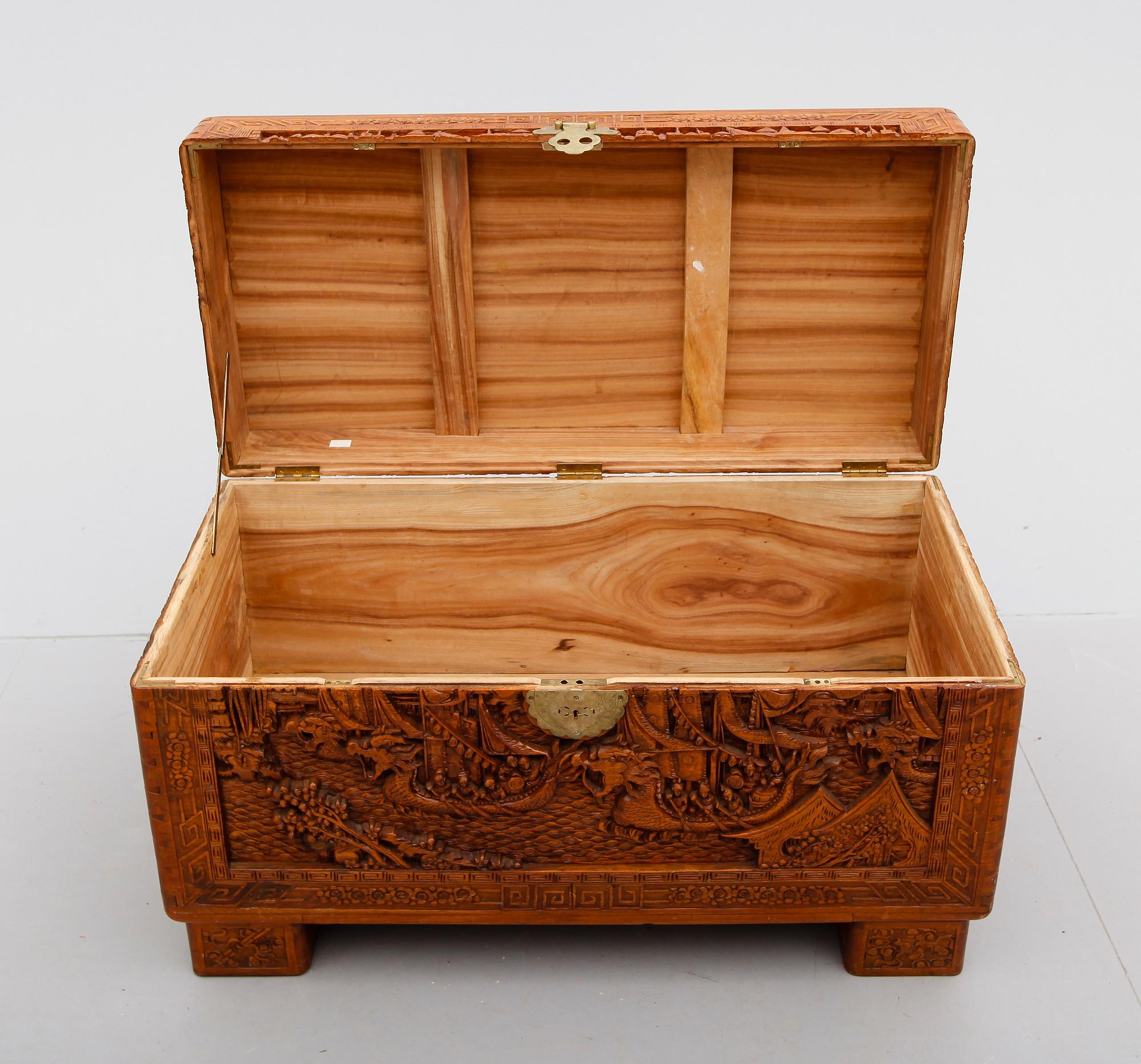 KAMFERKISTA, 1900-talets mitt.