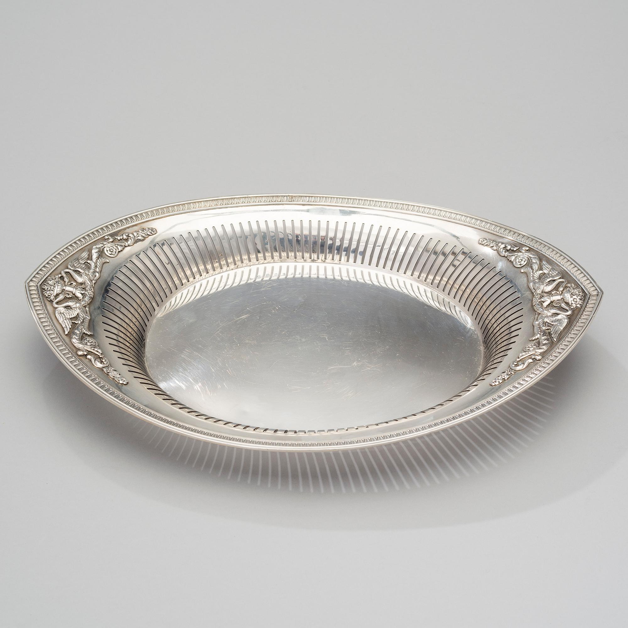 A FABERGÉ BREADBASKET, silver, St.Petersburg 1908-1917, weight 934 g.
