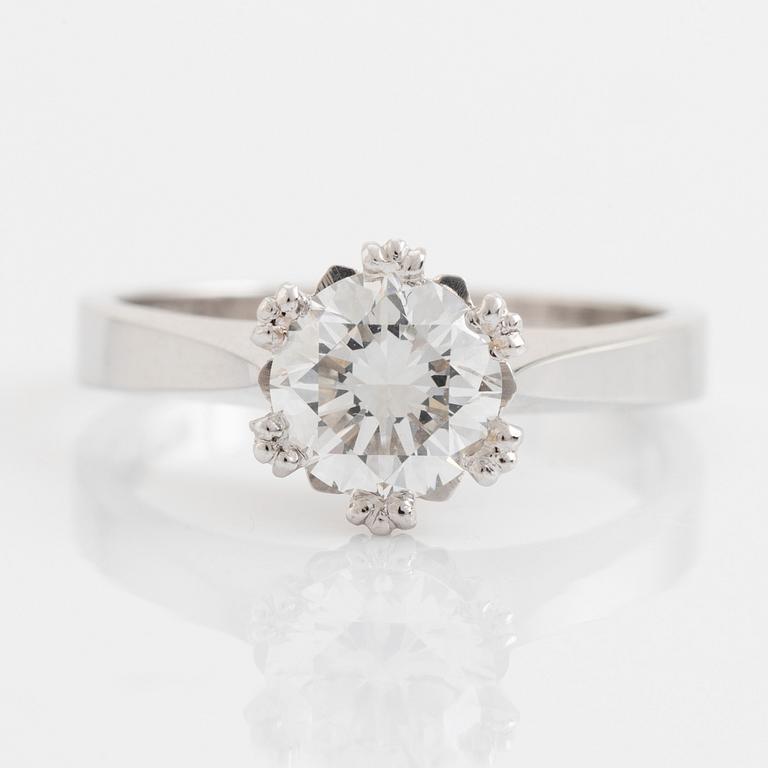 An 18K white gold ring set with a round brilliant-cut diamond.