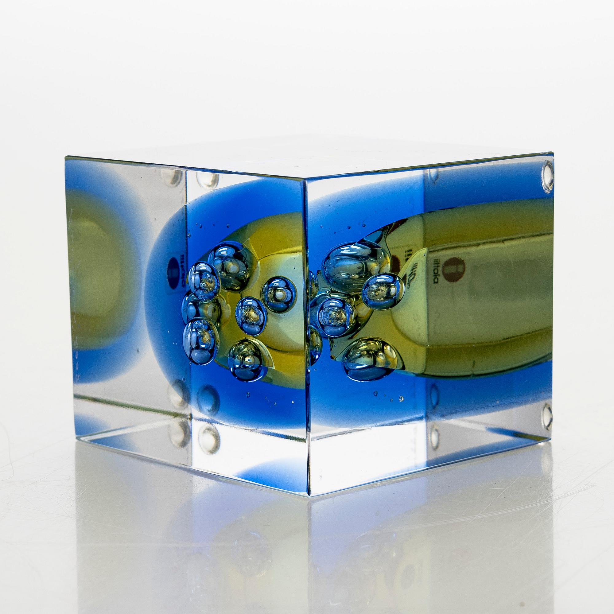 Oiva Toikka, an annual glass cube, signed Oiva Toikka Nuutajärvi 2007, 346/2000.