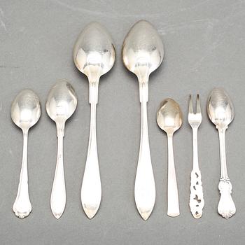 PARTI SILVER, mestadels kaffeskedar. Bl a "Rosenholm", GAB, Stockholm 1939. Total vikt ca 754 gram.