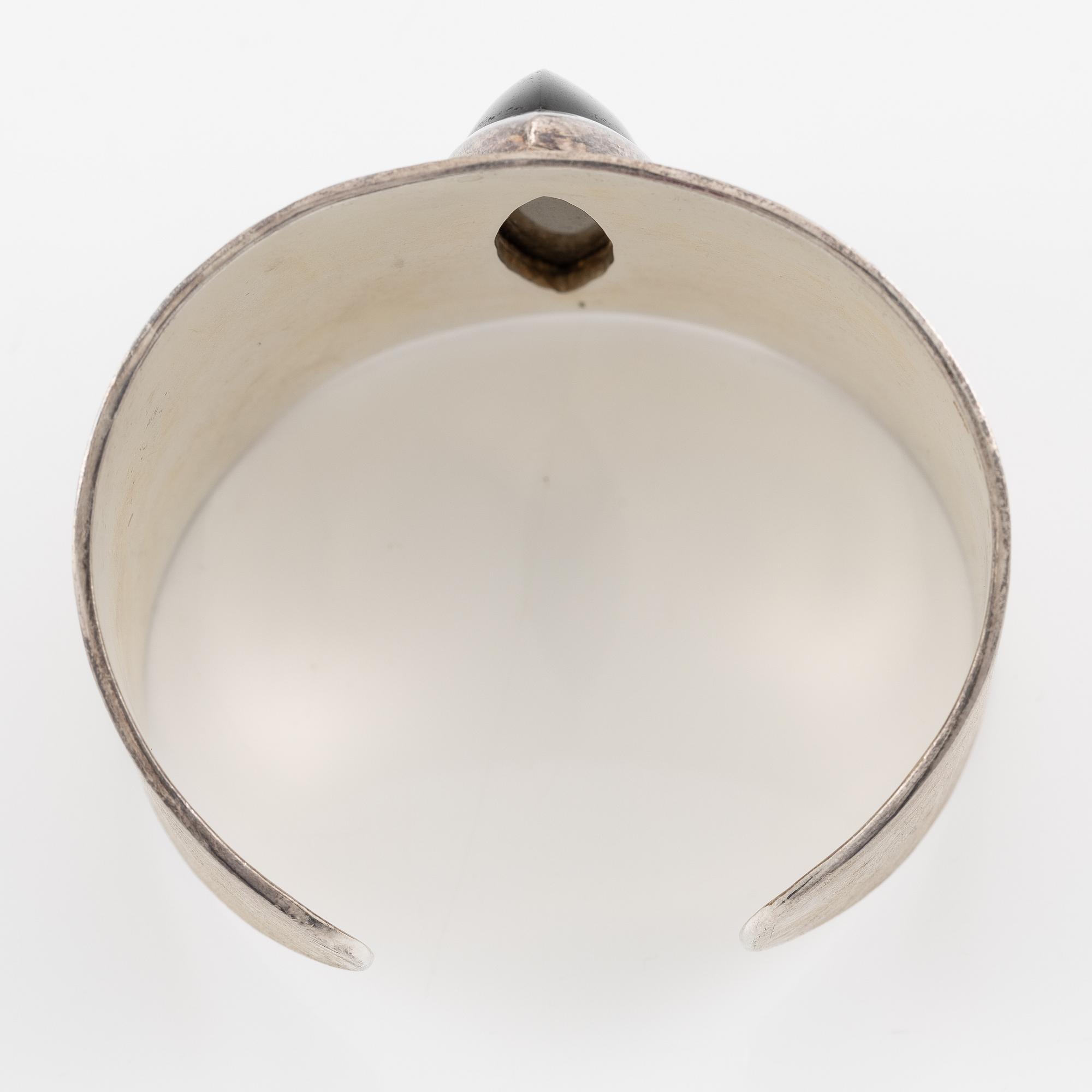 Armring, silver med kattögesten, Schweiz.