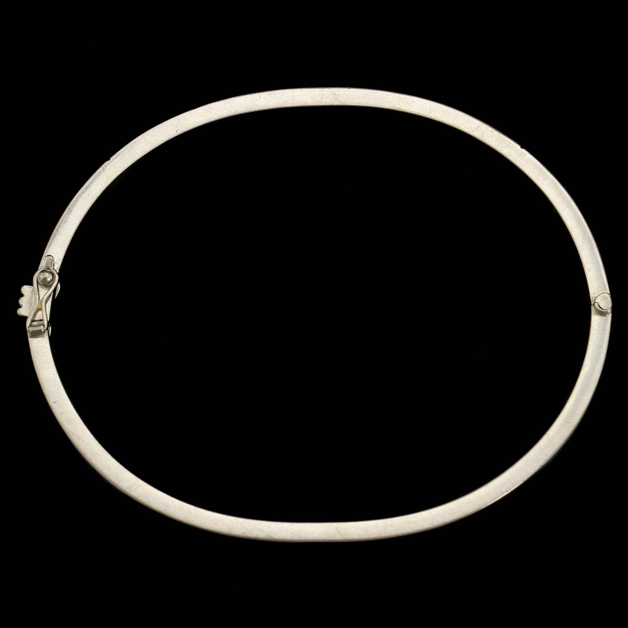 ARMRING, 18k vitguld med 21 åttkantslipade diamanter, stmpl ESM, 1900-tal. Vikt 8 g.