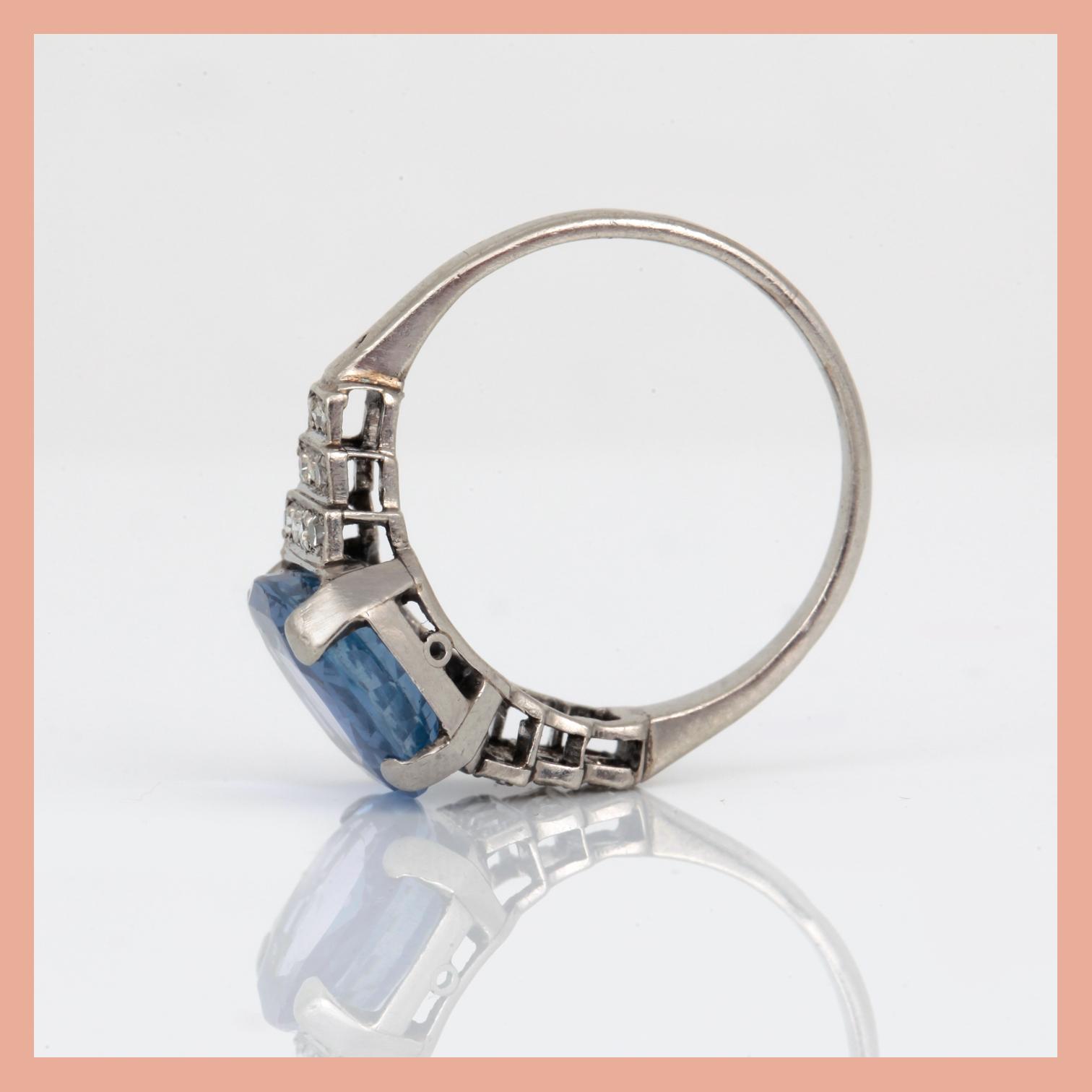 RING, troligen platina med ovalslipad ljusblå safir, ca 3,20 ct och små diamanter, tot ca 0,18 ct. Total vikt ca 4,61 g.