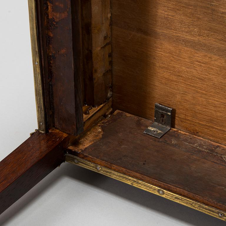 Sidobord, sengustavianskt, kring 1810, ristad signering AAS, oidentifierad.