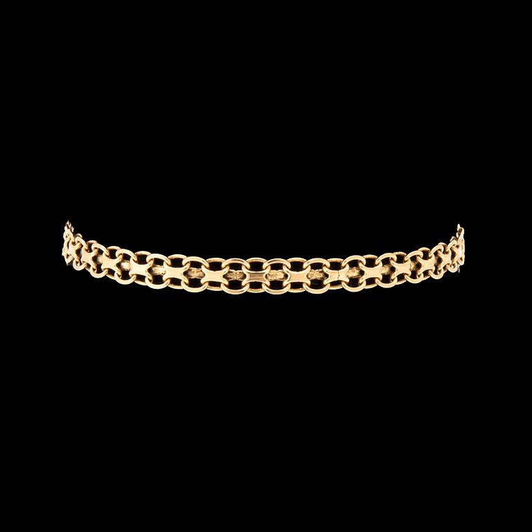 An 18K gold x-link bracelet.