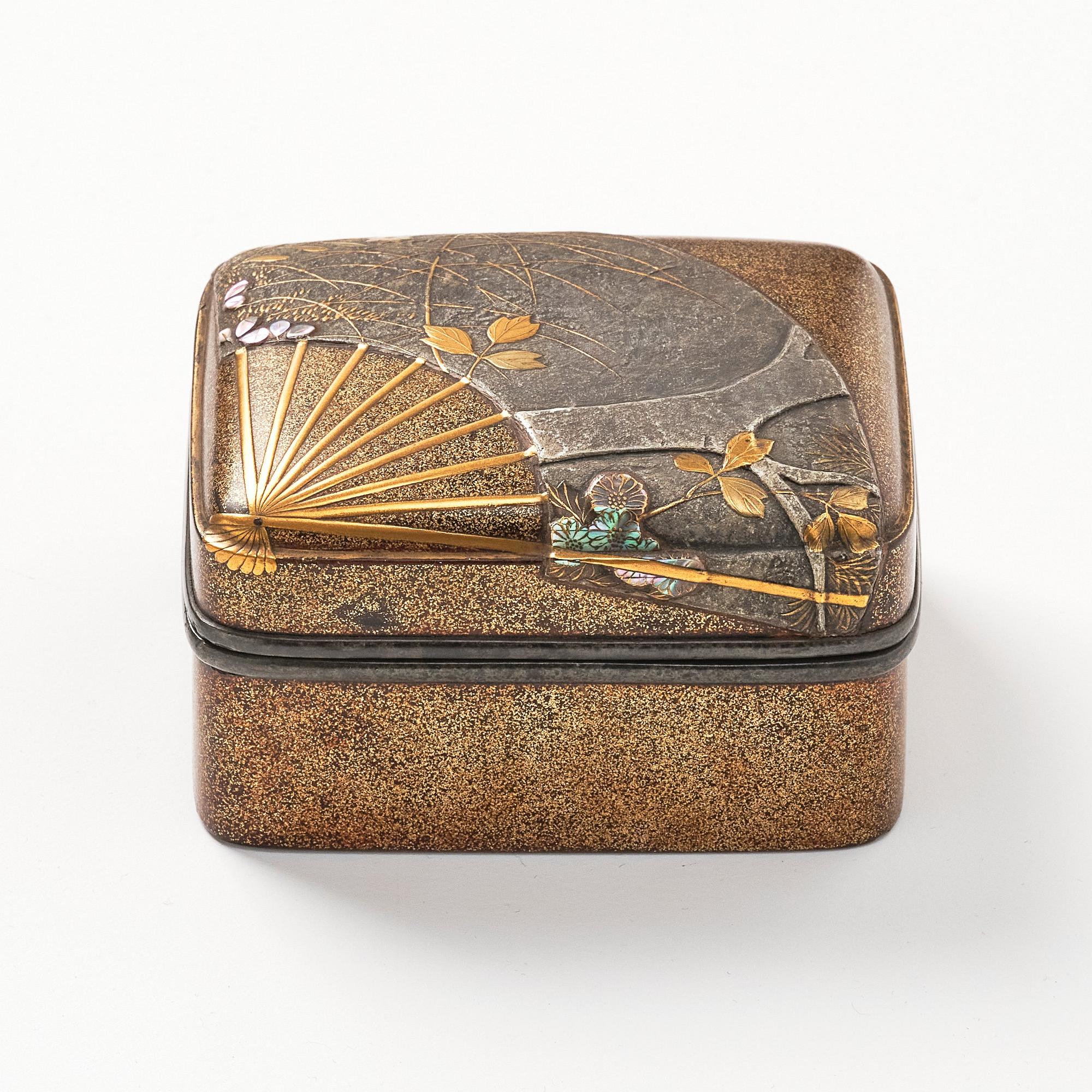 Ask med lock, lack, s.k. Kobako. Japan, Edoperioden (1666-1868).