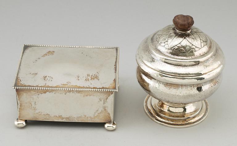 CIGARETTSKRIN samt LOCKSKÅL, silver, 1900-talets första hälft. Lockskålens vikt ca 16 gram.