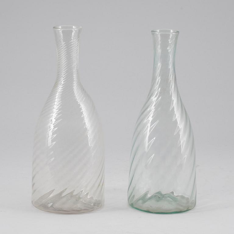 VATTENKARAFFER, glas, 2 st. 1800-talets andra hälft.