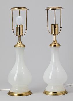 BORDSLAMPOR, ett par, glas samt mässing, troligen Italien 1900-talets mitt, inköpta på Svenskt Tenn.