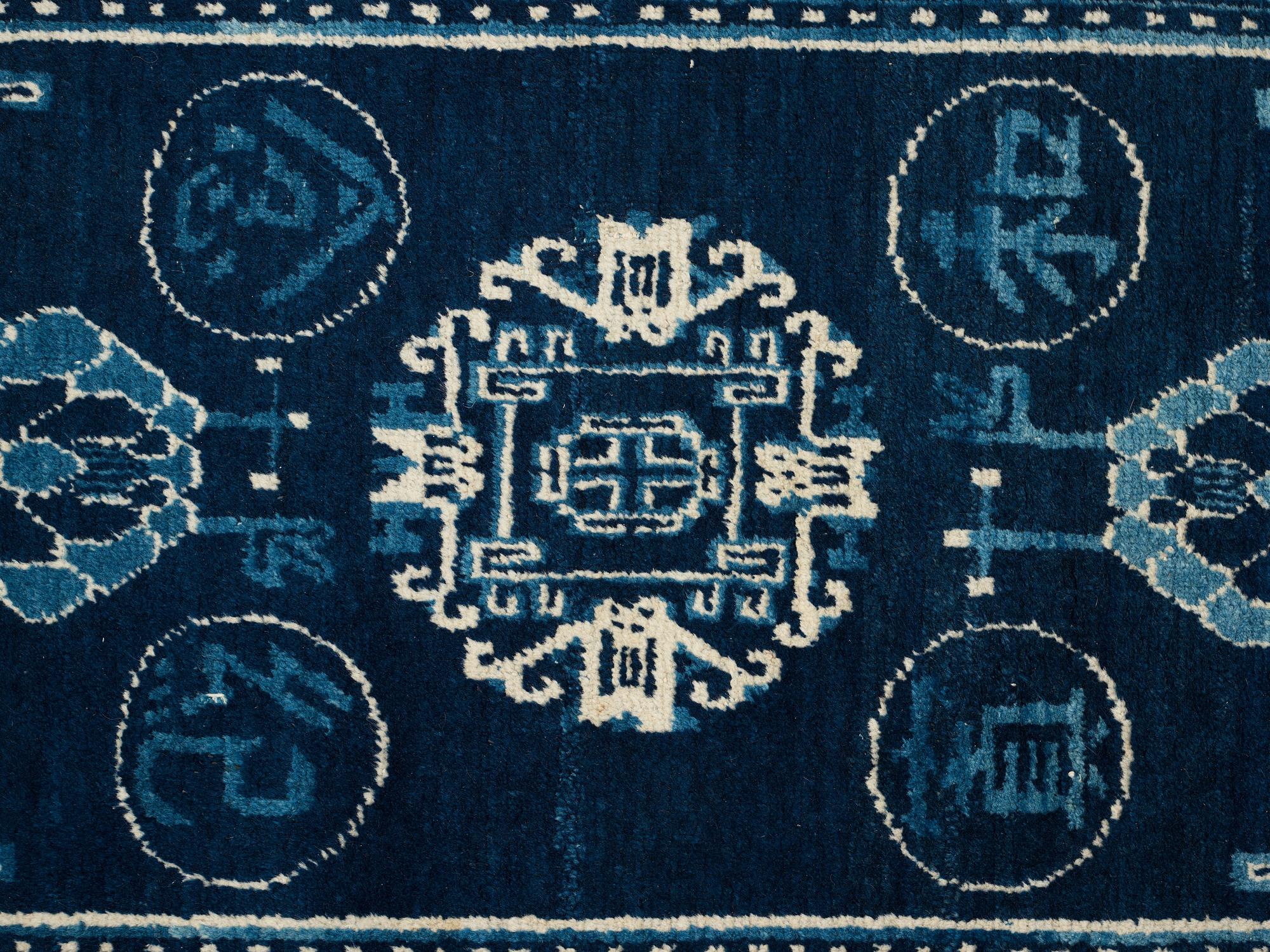 MATTA, semiantik Xinjiang (Sinkiang), Kina, ca 127 x 67-69 cm (samt ca 1 cm slätväv på en kortsida).