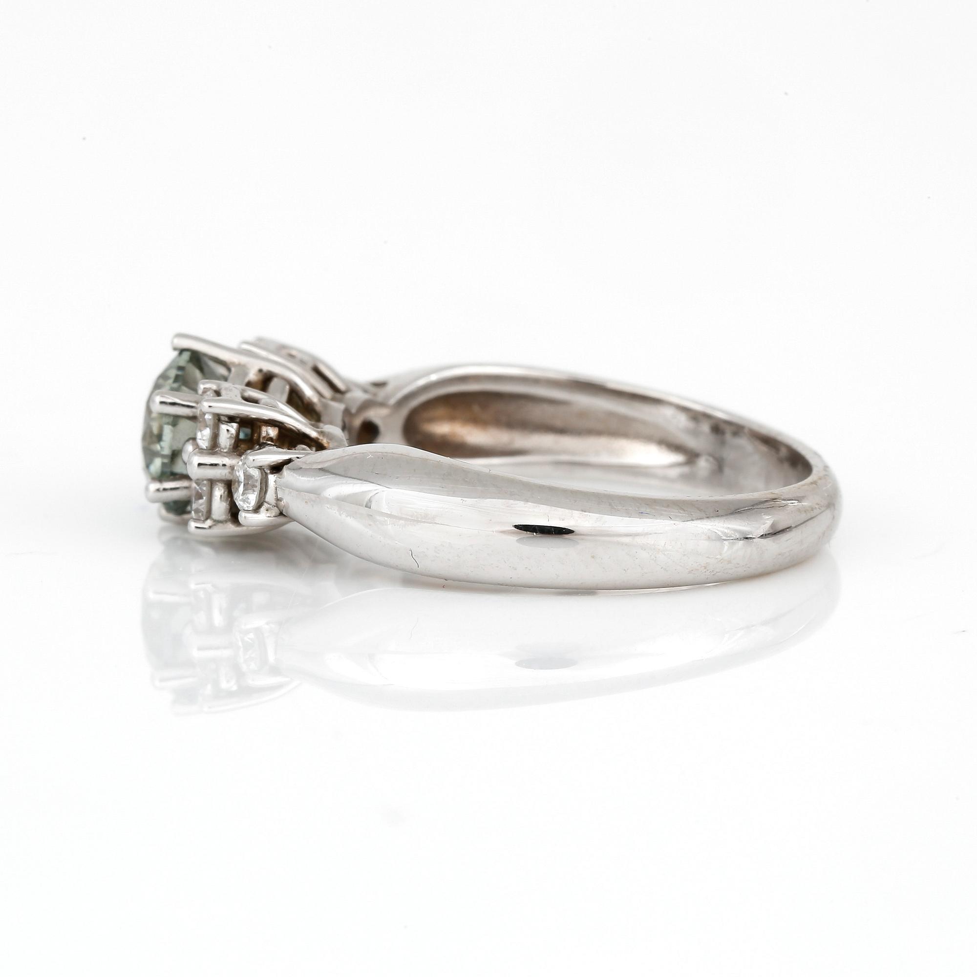 RING, med briljantslipade grönfärgad diamant ca 1,04 ct och övriga diamanter totalt ca 0,29 ct.