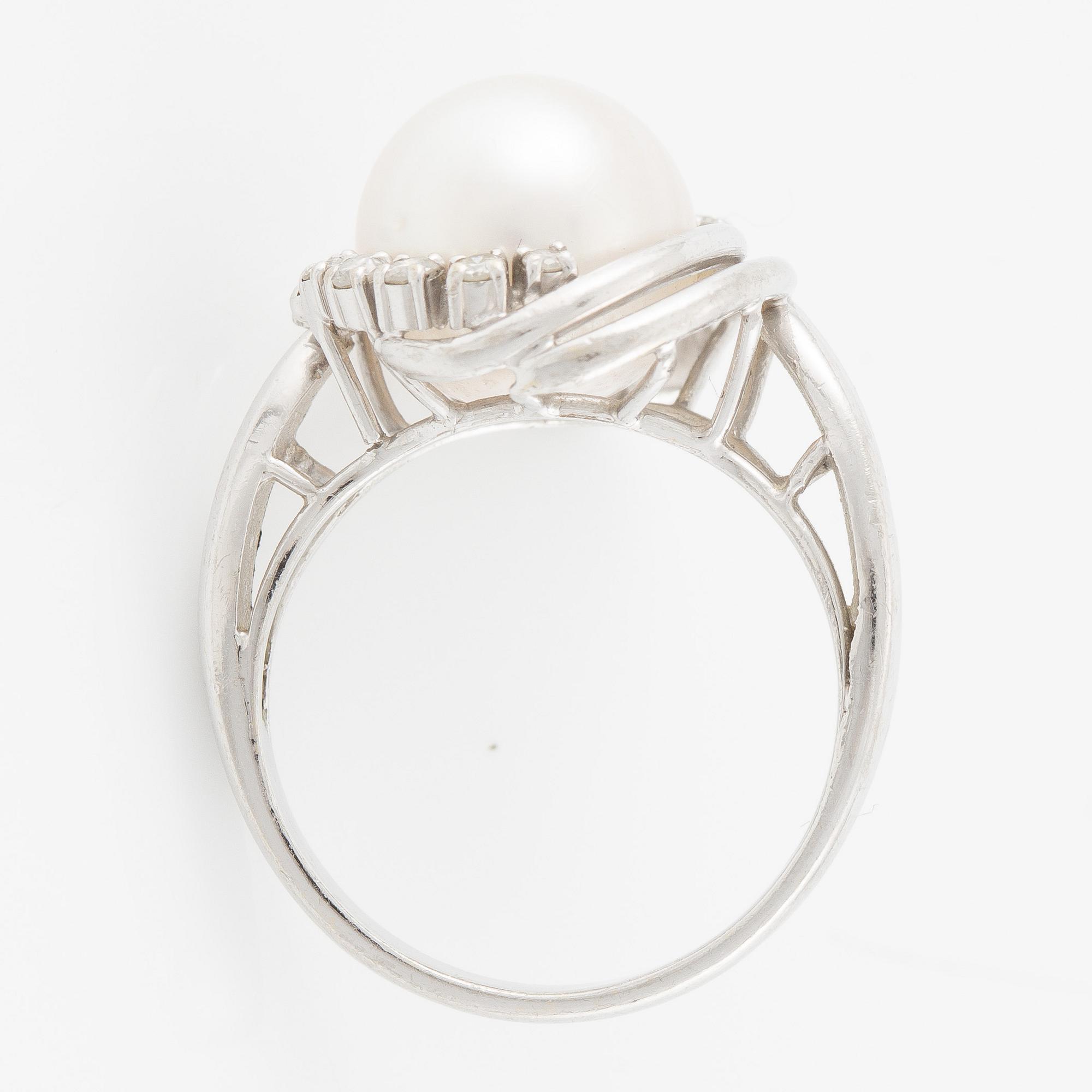 Ring platina med pärla och briljantslipade diamanter.