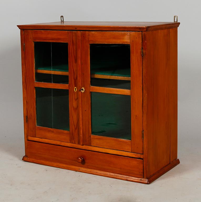 VÄGGSKÅP, 1900-talets första hälft.