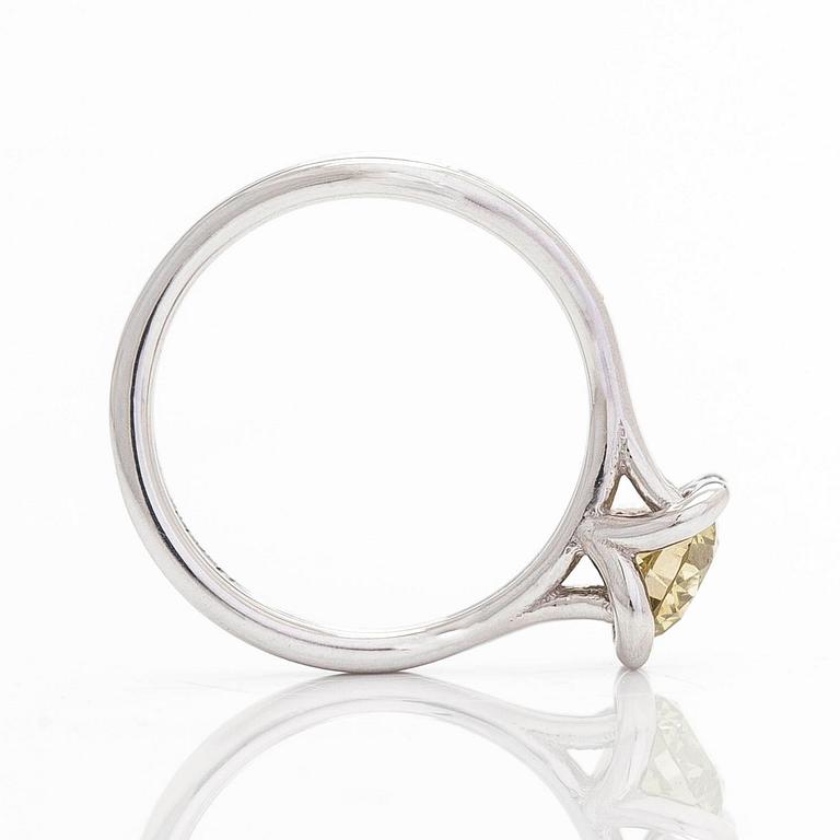 Ring, 18K vitguld med färgbehandlad gul diamant.