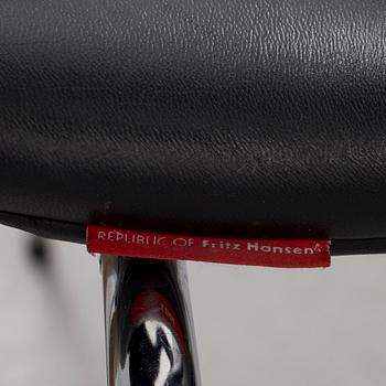 ARNE JACOBSEN, barstolar, ett par, "Sjuan 3187", för Fritz Hansen, 2000-tal.