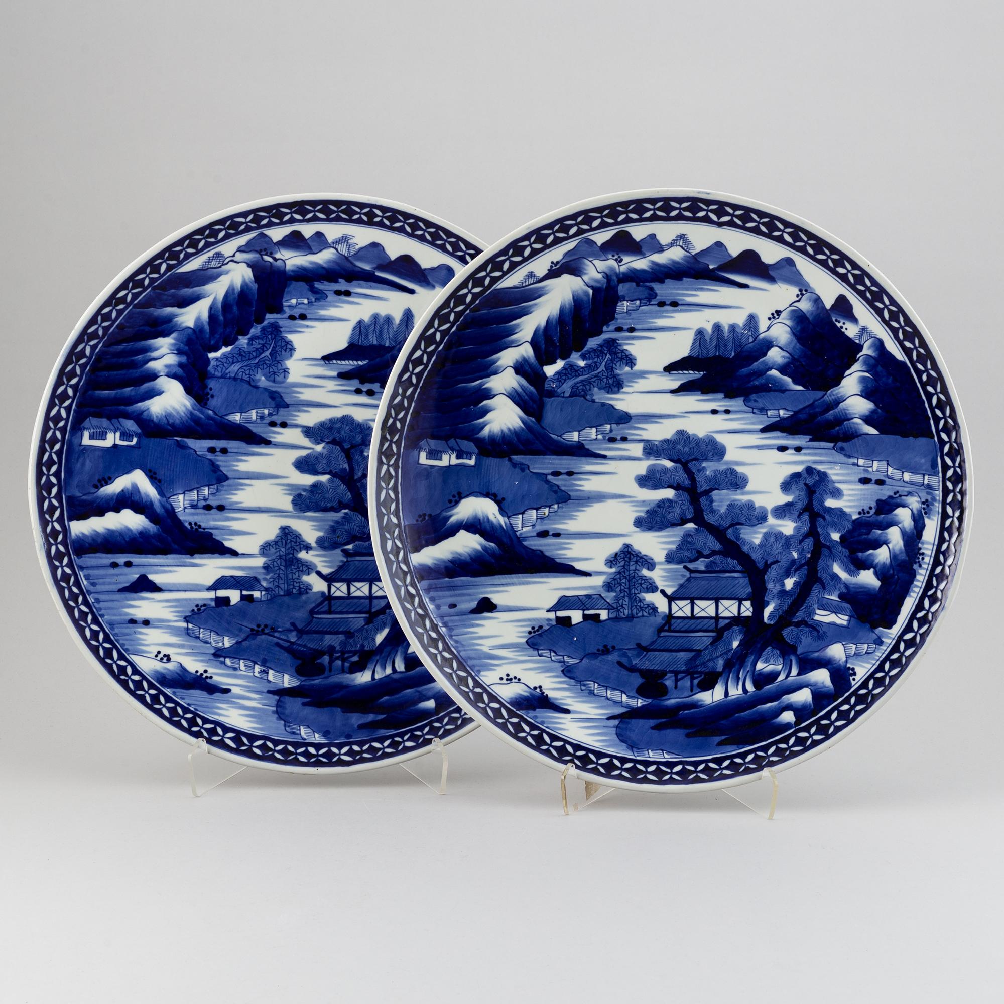 A pair of large blue and white Japanese dishes, Meiji period (1868-1912).