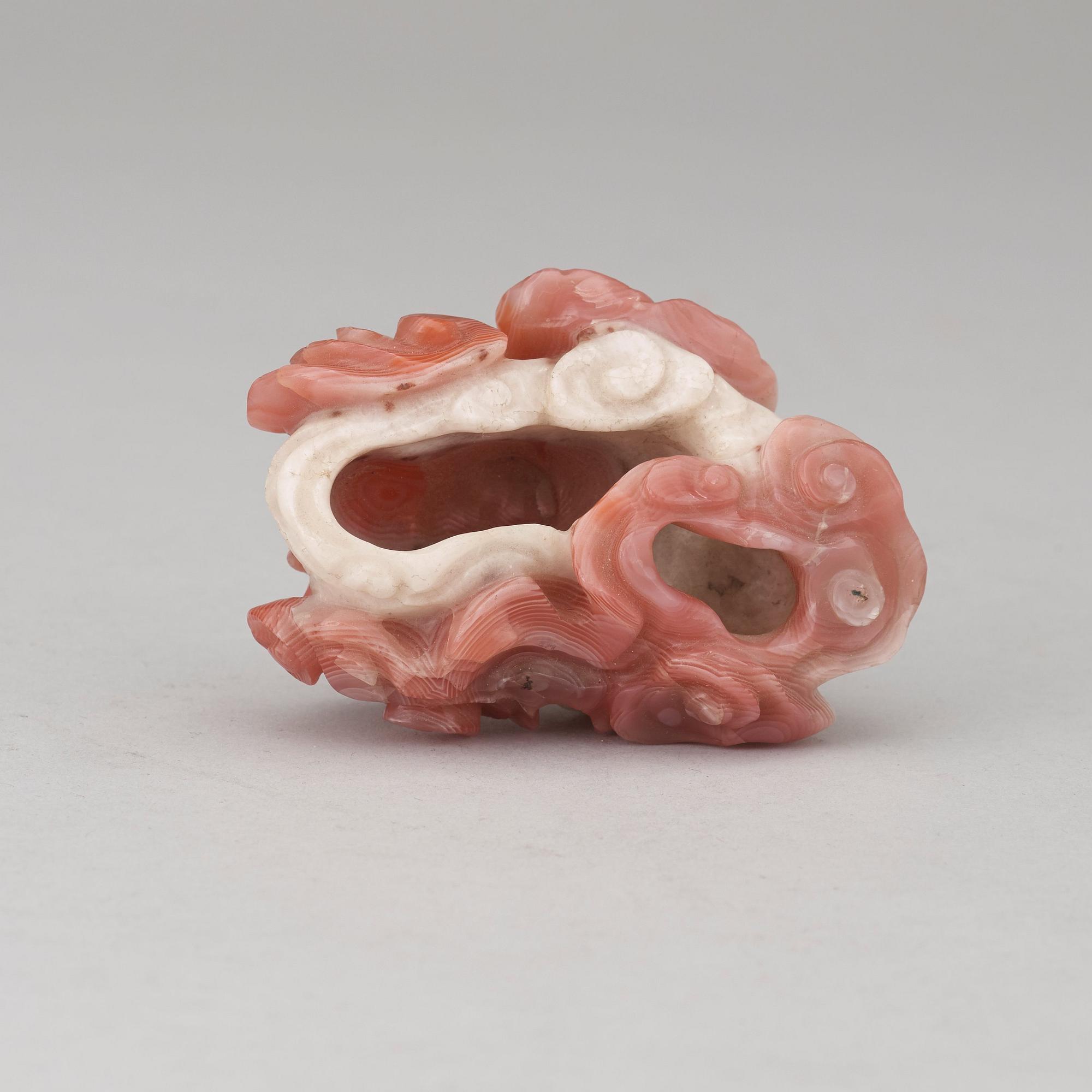 PENSELBAD med STÄLL, troligen agat samt skulpterat infärgat elfenben. Qing dynastin, troligen Qianlong (1736-95).