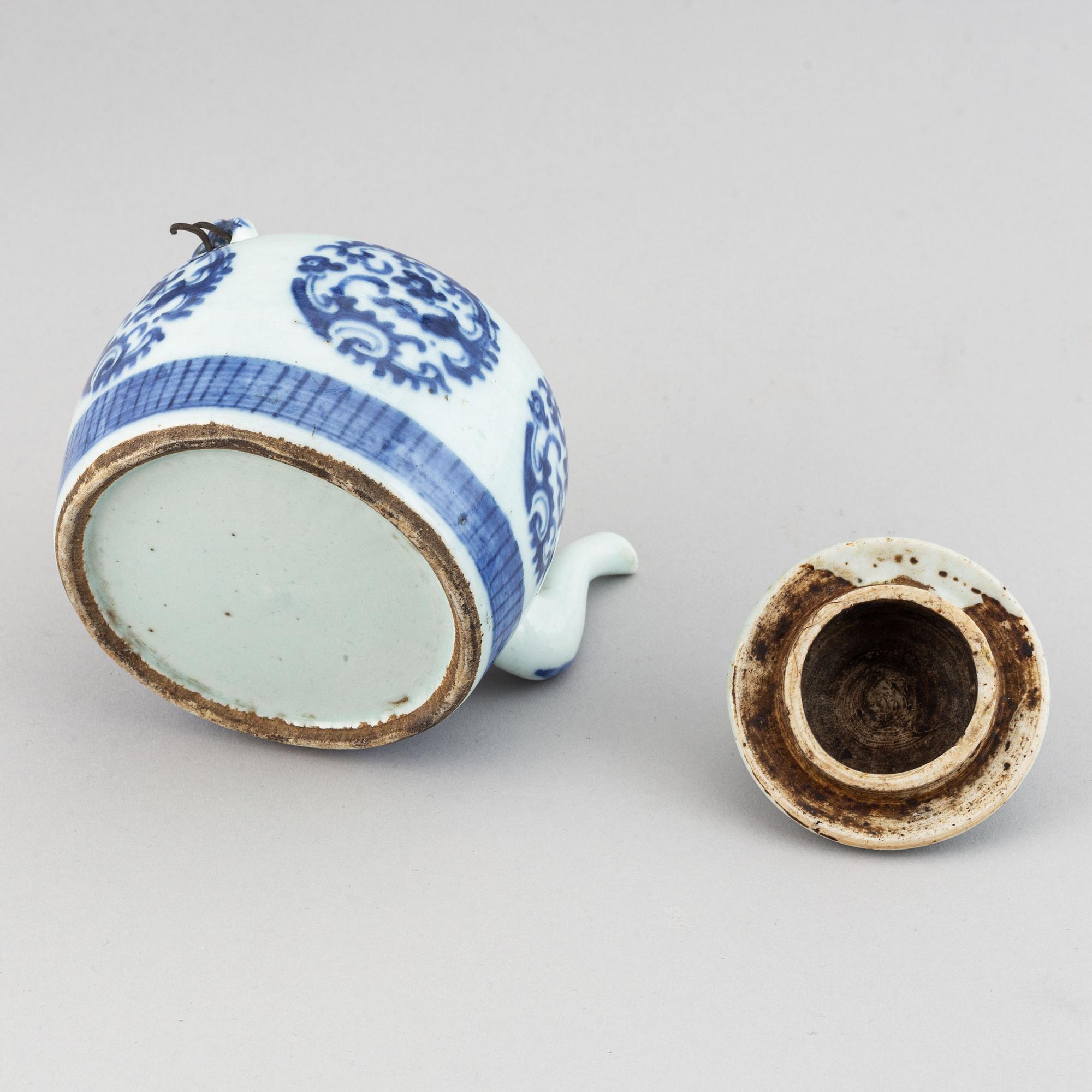 A blue and white jar, teapot with cover and a dish, Qing dynasty, 19th Century.
