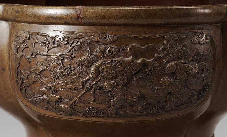 YTTERFODER, ett par, brons. Qing dynastin, insides med Xuandes sex karaktärers märke.