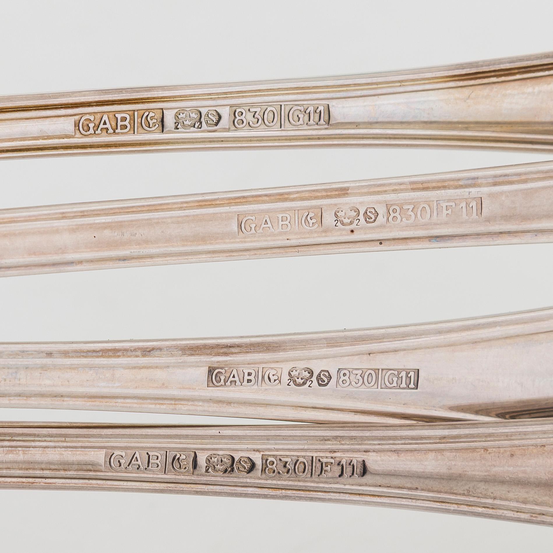 Ruokailuvälineet, 49 osaa, "Gammal Fransk", hopeaa (830), GAB 2004-2005.