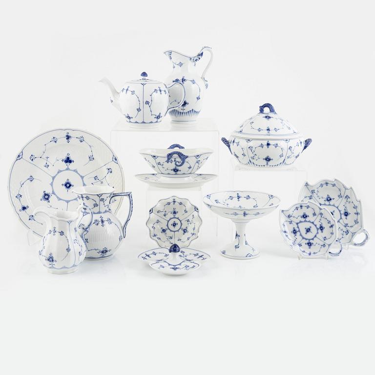 Bing & Gröndahl samt Royal Copenhagen, matservis, 99 delar, porslin, "Musselmalet", Danmark.