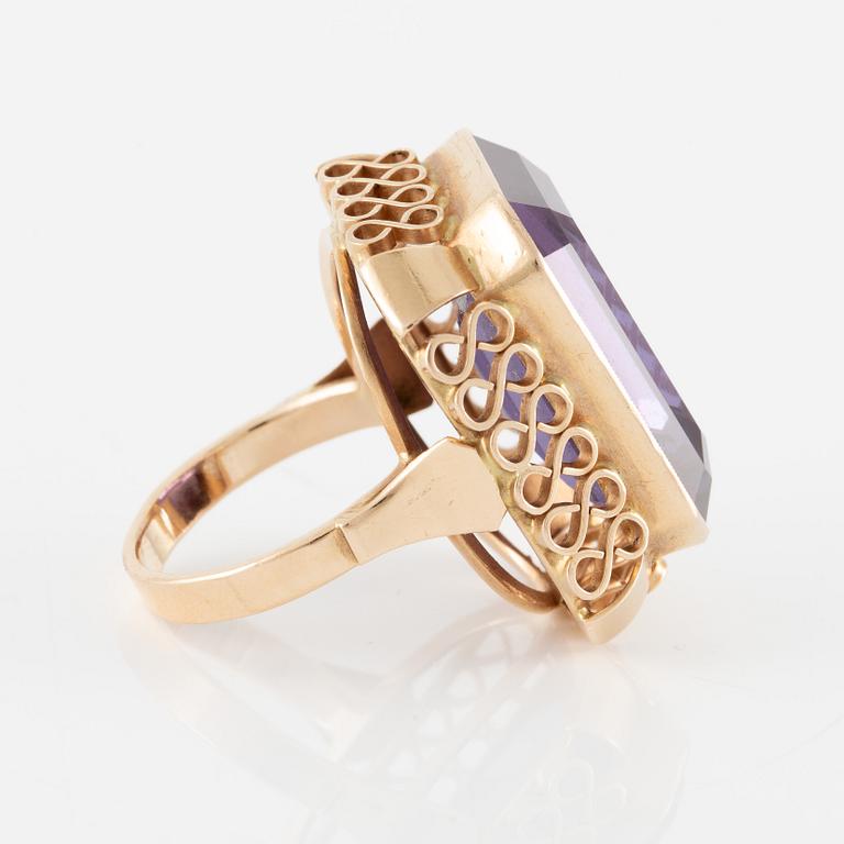 Cocktail ring 14K gold with a purple stone.