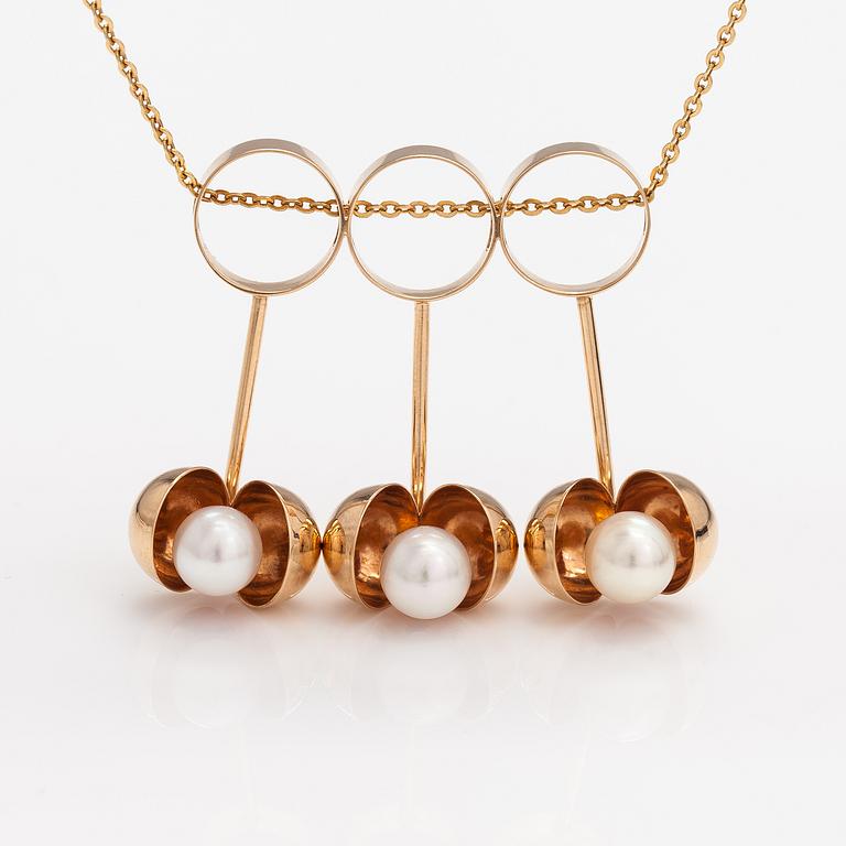 Olli Auvinen, A 14K gold and cultured pearls necklace. Westerback, Helsinki 1967.