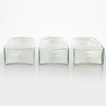 Brännvinsflaskor, 3 st, i schatull, Cederbergs Glasbruk, 1800-talets första hälft.