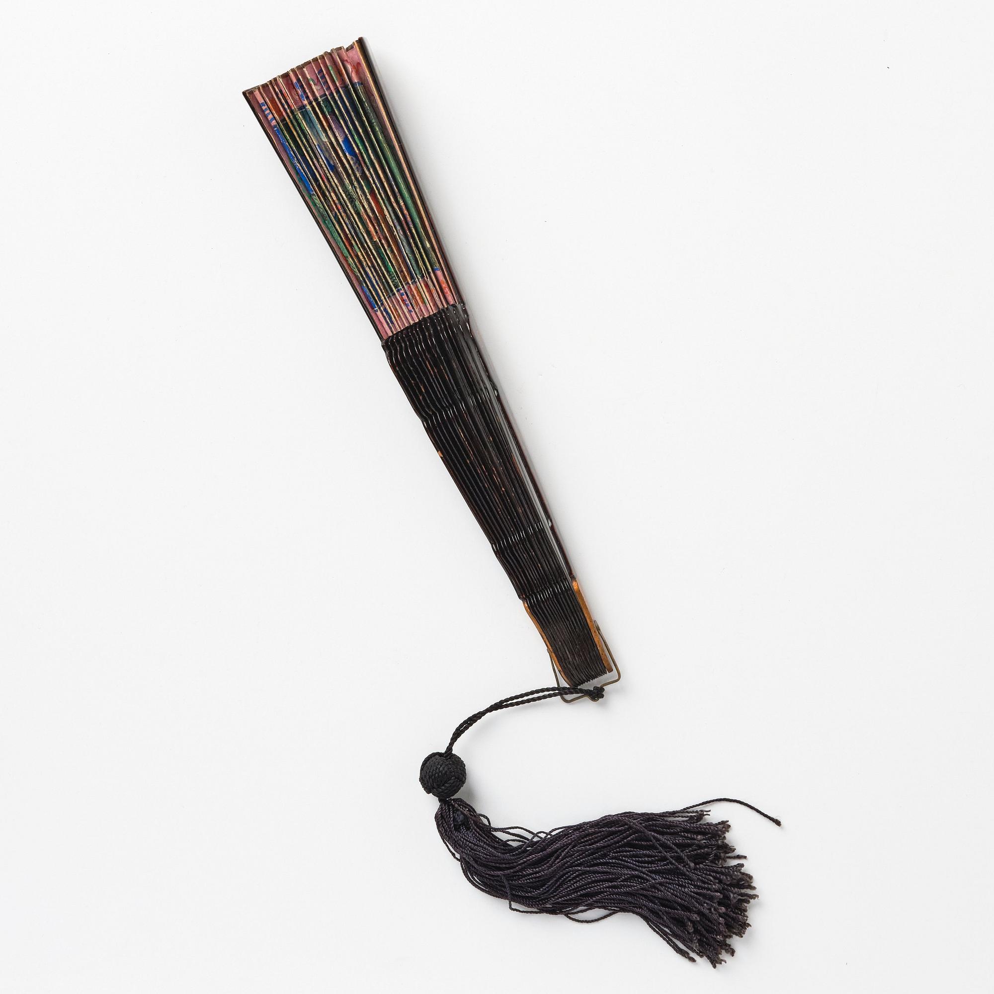 A Chinese Export fan, Qing dynasty, 19th century.
