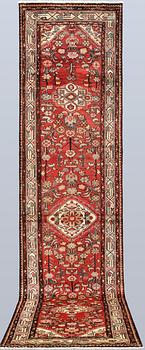 A Hamadan runner, approx. 415 x 103 cm.