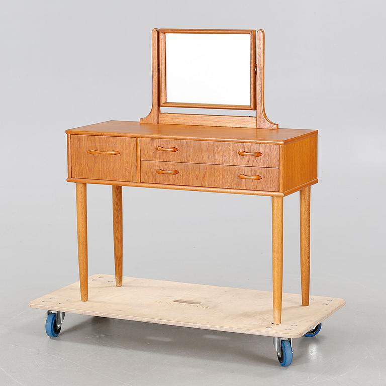 A 1950/60s dressing table.