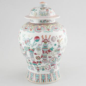 A 20th century chinese urn.