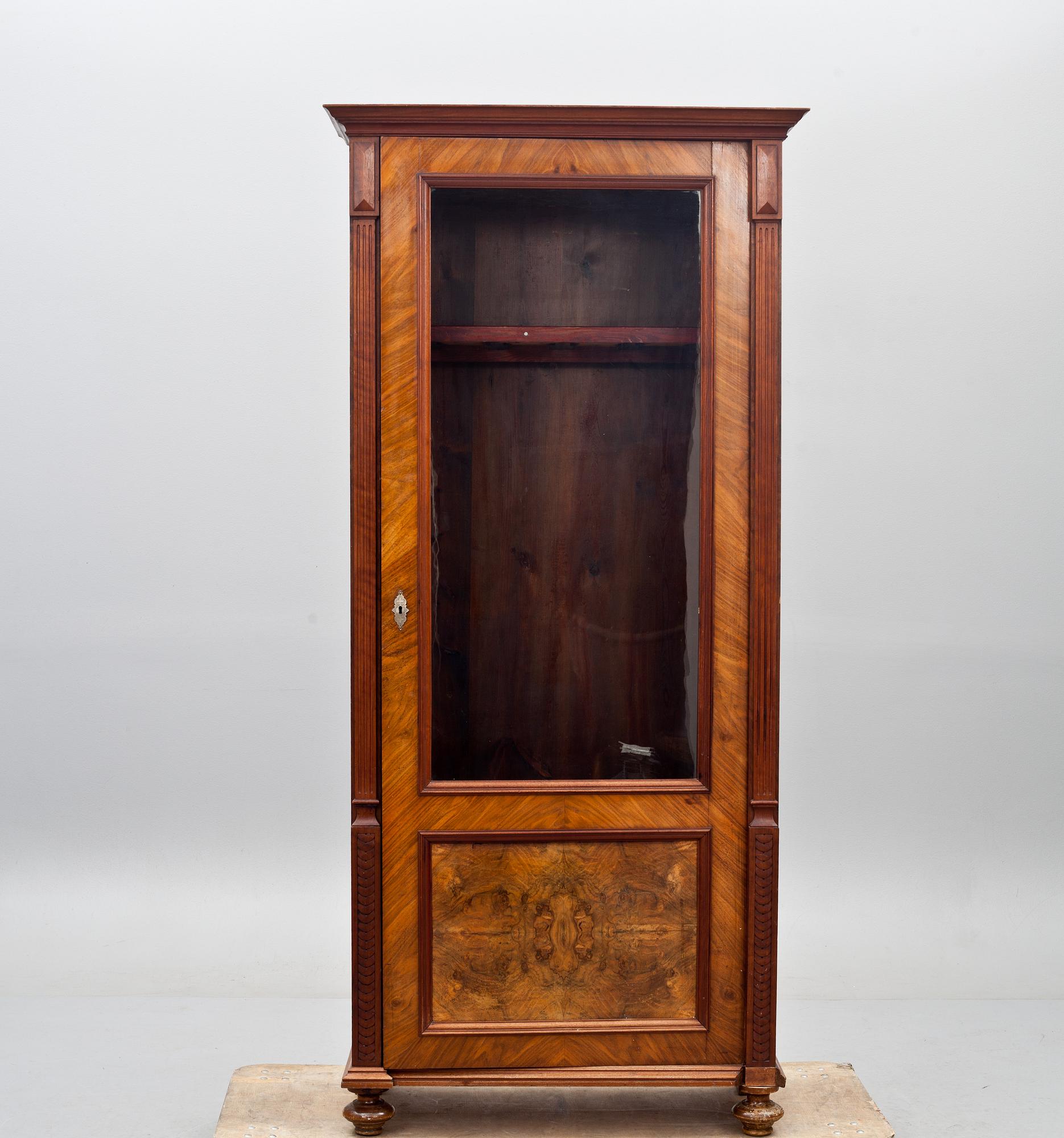 BOKSKÅP, nyrenässans. 1800-talets slut.