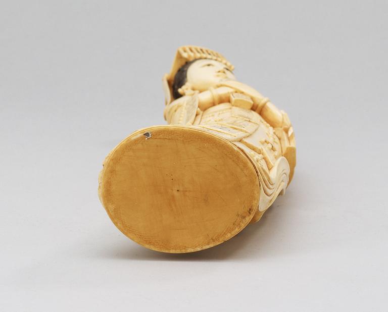 FIGURIN, elfenben. Kina sekelskifte 1900.