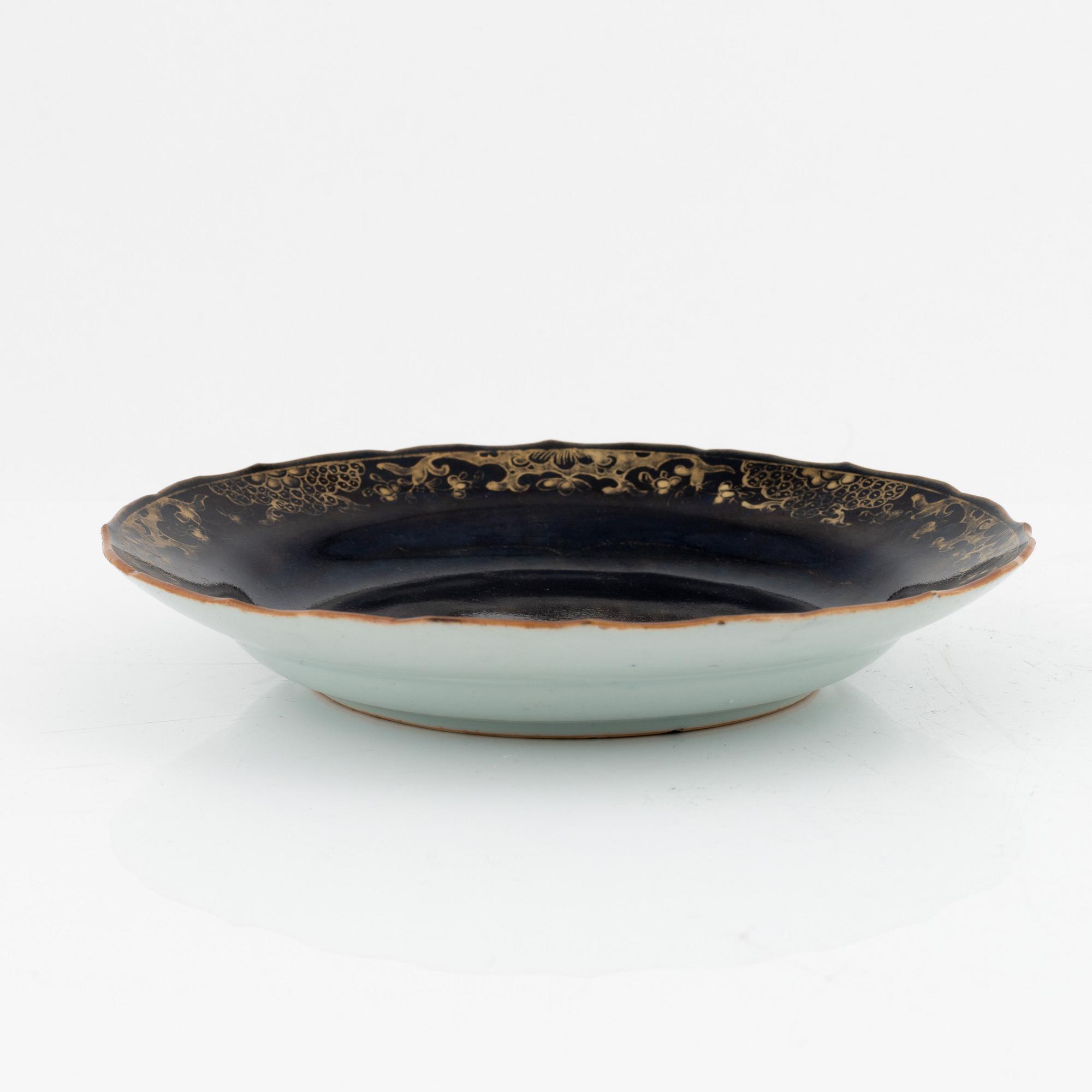 A powder blue porcelain plate, 18th century.