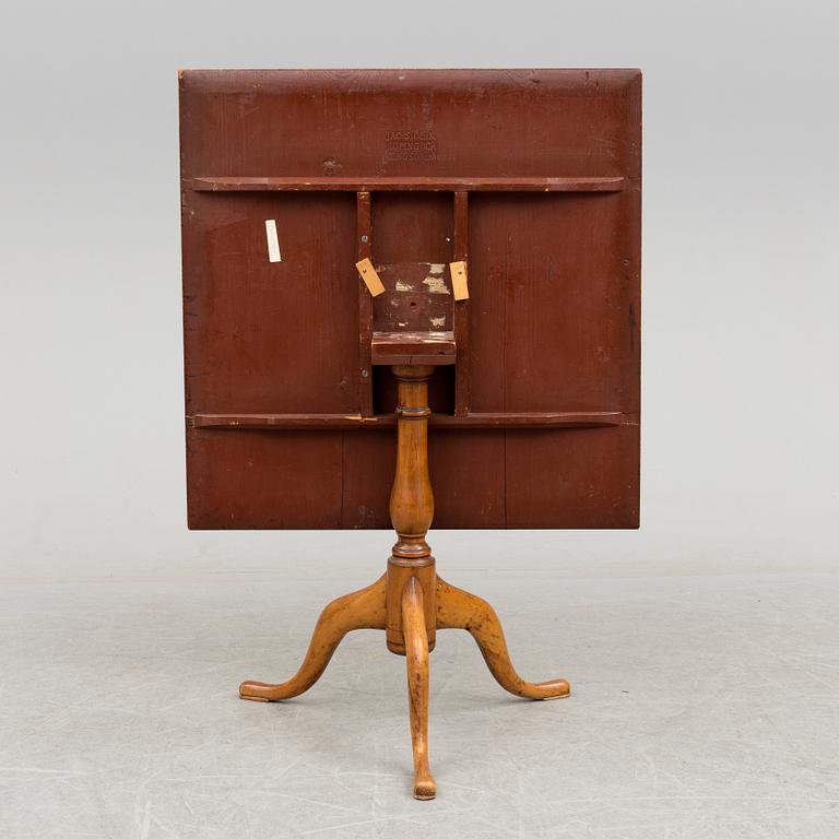 A TILT TOP TABLE, signed by Jacob Siölin and numbered 878. Late 18th century.