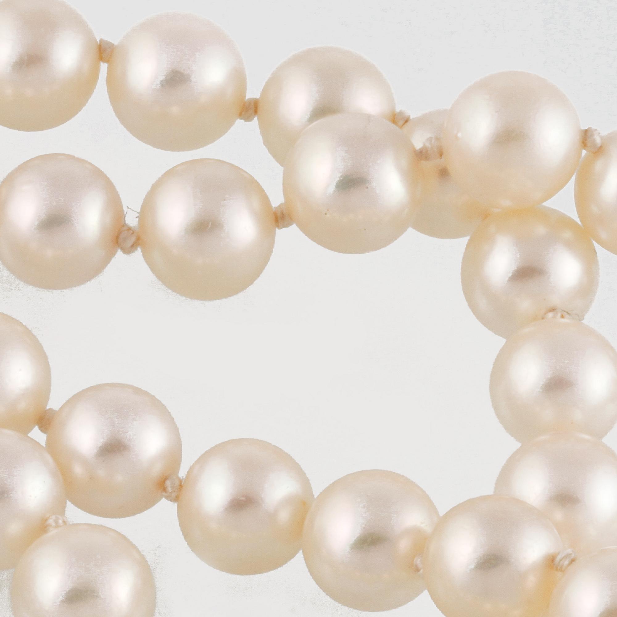 COLLIER, odlade pärlor med lås i 18K vitguld och 7 fasettslipade smaragder, importstämplat.