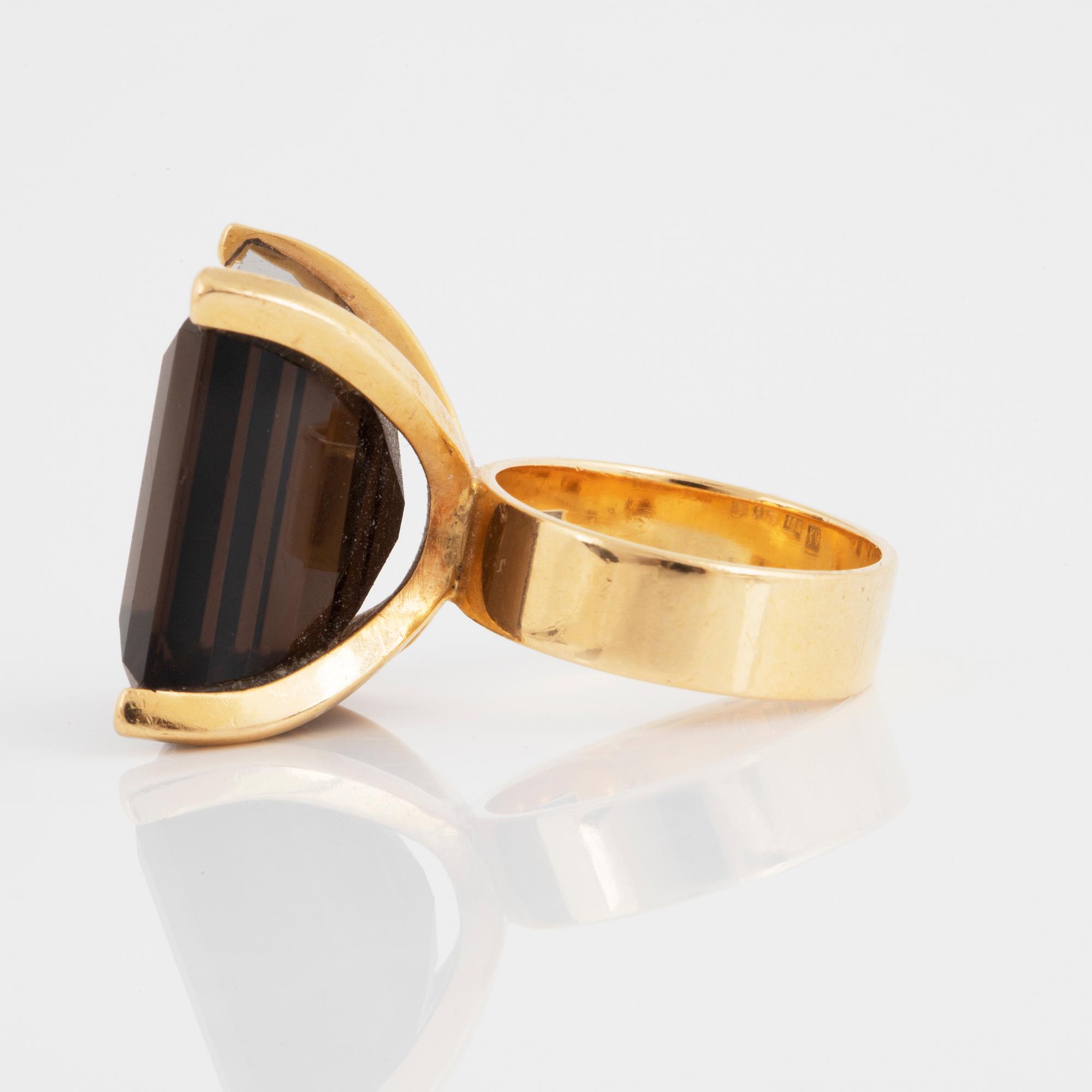 18K gold and smoky quartz ring.