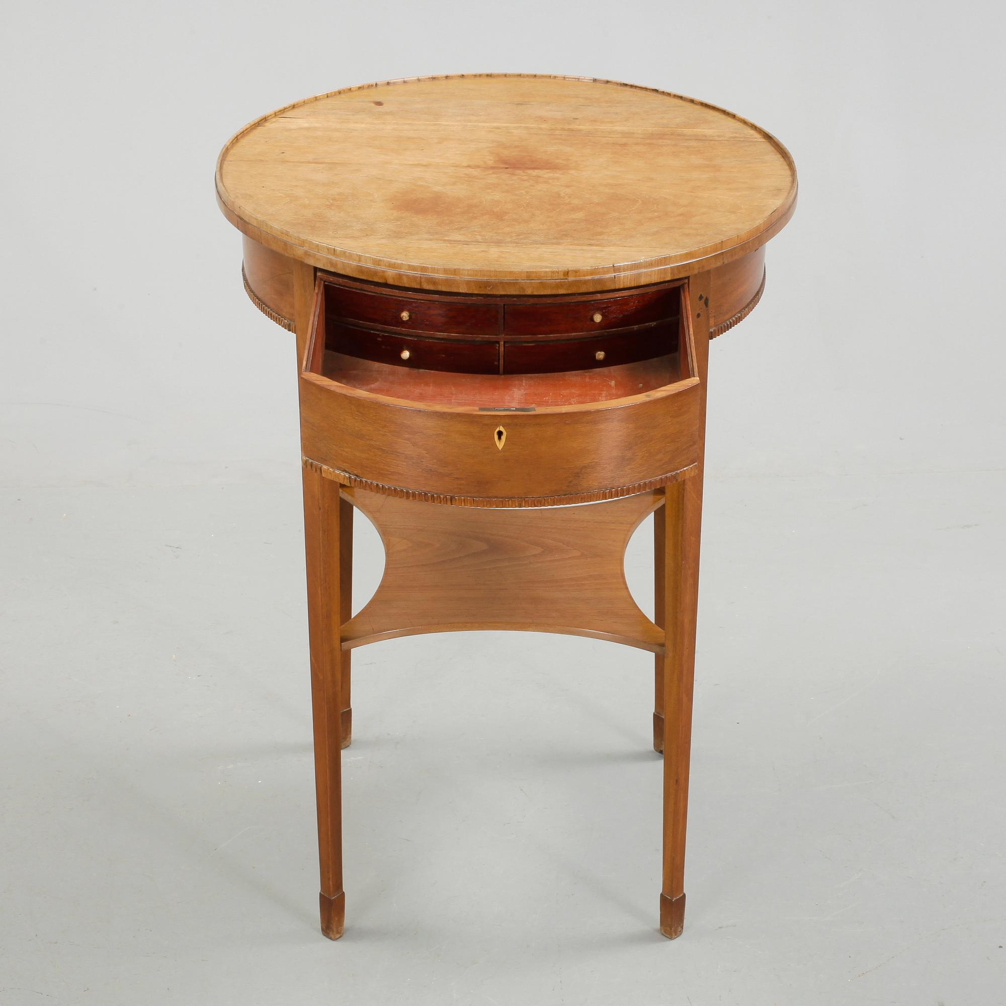 BORD. Sengustaviansk stil, 1900-talets första hälft.