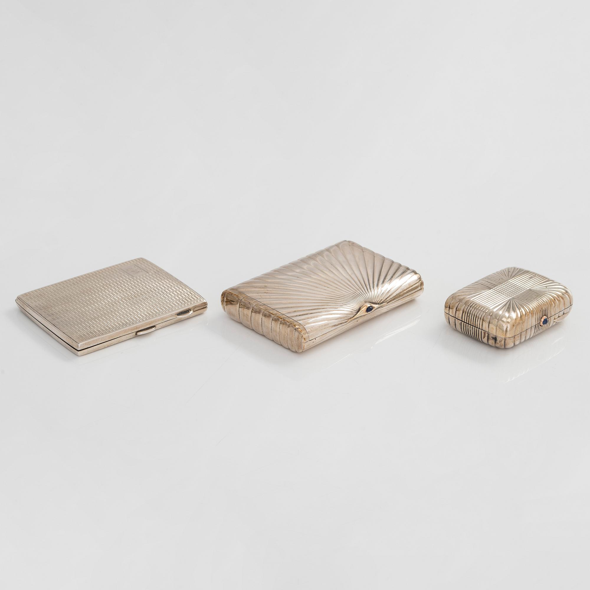Snusdosa, silver, rysk stämpel AK, omkring 1900, samt cigarettetuier, 2 st, silver, bl.a. Birmingham 1929.