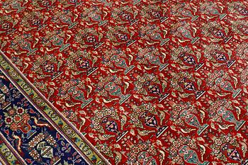 A Tabriz carpet, approx. 475 x 342 cm.