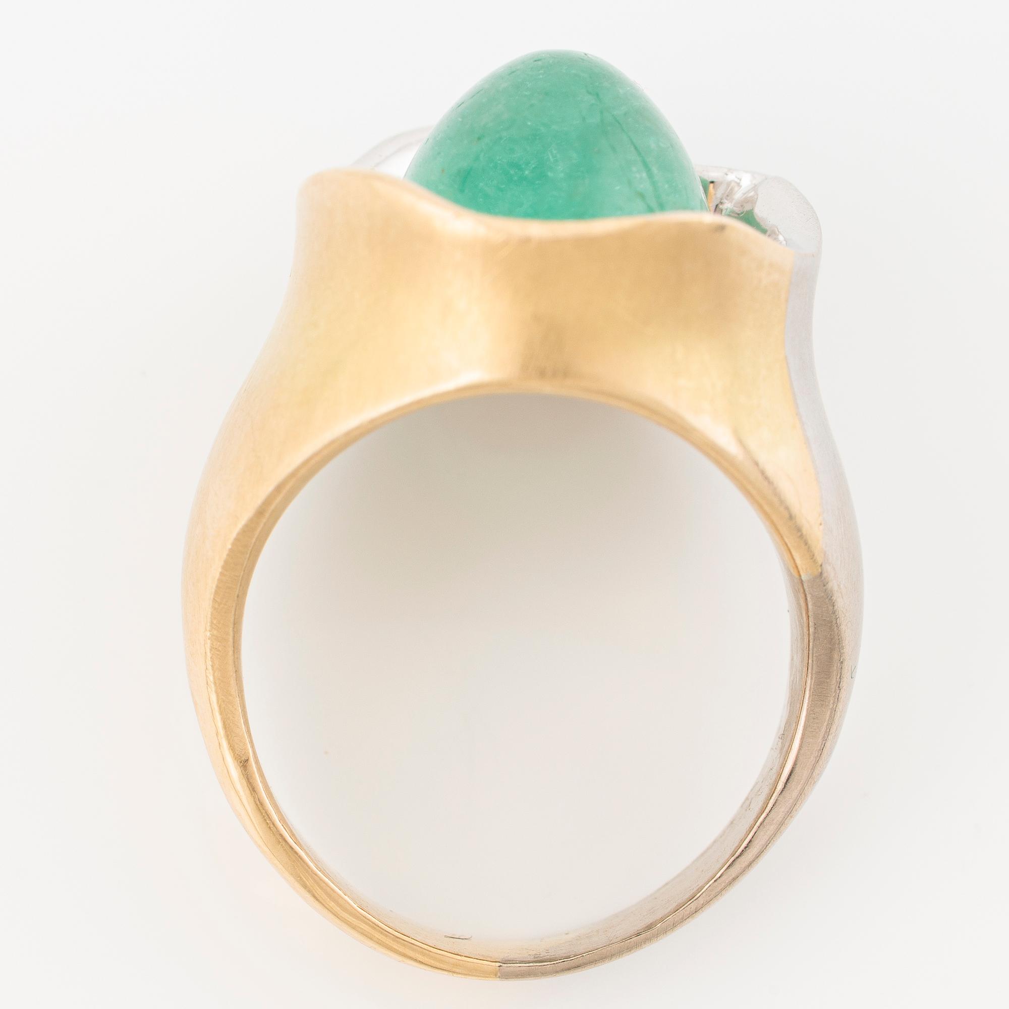 Ring in 18K gold and white gold with a cabochon-cut emerald and a brilliant-cut diamond.