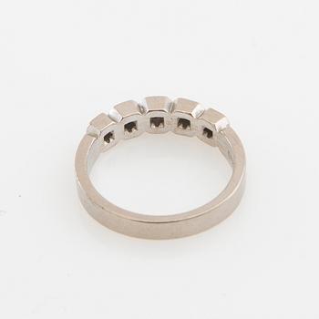 Ring halvallians 18K vitguld med runda briljantslipade diamanter.