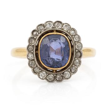564. A ring in gold with a cushion-cut purple sapphire and old-cut diamonds, ca first half of the 20th century.