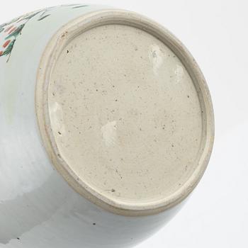 Bojan/urna, porslin. Qingdynastin, 1800-tal.