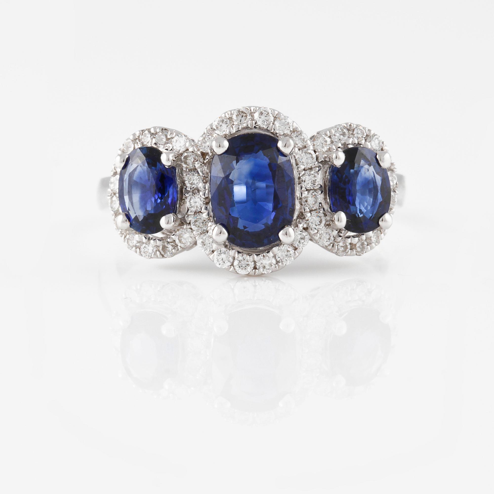 RING, 18K vitguld med briljantslipade diamanter 0.36 ct samt ovalslipade blå safirer 2.25 ct. Vikt 4,2 gram.